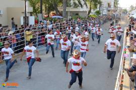 Los asistentes desafían la velocidad de las vaquillas en las calles del Centro Histórico de Acuña.