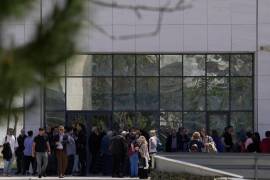 Varias personas se congregan frente a un juzgado después de que un hombre armado abriera fuego, dejando varios heridos en Atenas.