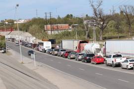 Filas de unidades de carga en la ruta fiscal reflejan la saturación que ha llevado a empresas a buscar cruces más ágiles.