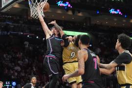 Jaime Jáquez Jr. firmó 32 puntos en la victoria del Heat de Miami y, tras el juego, viajó a Phoenix para acompañar a su hermana Gabriela Jáquez en la Final de la NCAA.