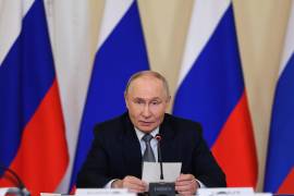 El presidente ruso, Vladimir Putin, captado en su despacho, mientras el texto analiza el limitado impacto político que están teniendo los ataques ucranianos en su país.