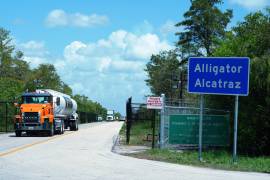 Varios camiones entran y salen del centro de detención de inmigrantes apodado “Alcatraz de los caimanes” en los Everglades de Florida.