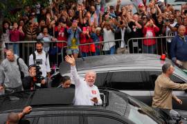 El presidente Luiz Inácio Lula da Silva, que busca la reelección, saluda tras votar en la segunda vuelta de las elecciones presidenciales en São Bernardo do Campo, Brasil, el domingo 25 de octubre de 2026.