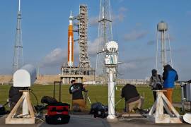 Fotógrafos de prensa instalaron cámaras remotas cerca del cohete lunar Artemis II de la NASA en la plataforma de lanzamiento 39-B del Centro Espacial Kennedy en Cabo Cañaveral, Florida.