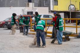 Trabajadores municipales llevan a cabo trabajos de limpieza general, recolección de residuos y retiro de escombro.