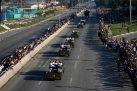 Una caravana transporta los restos de los oficiales cubanos fallecidos durante la operación estadounidense en Venezuela para capturar al expresidente Nicolás Maduro, a través de La Habana, Cuba.