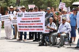 Docentes y pensionados se concentraron en la Plaza de Armas con pancartas para visibilizar sus demandas en seguridad social.