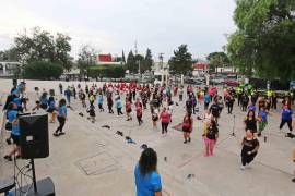 Con entusiasmo, participantes de todas las edades iniciaron los Cursos de Aeróbics 2024 en la explanada de Rectoría de la UAdeC.