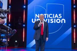 El candidato presidencial republicano Donald Trump habla durante una pausa publicitaria con los asistentes al foro organizado por Univision.