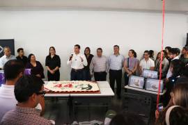 El rector Octavio Pimentel Martínez encabezó la entrega de 20 equipos de cómputo y cinco kits de Robótica Educativa.