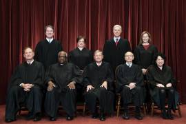 Foto grupal de los miembros de la Corte Suprema en la Corte Suprema en Washington el 23 de abril de 2021.
