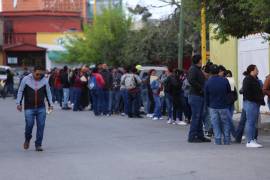 Aspirantes a un empleo en Stellantis Saltillo hicieron fila desde la madrugada para entregar su documentación en la colonia 26 de Marzo.