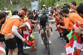 El australiano Jai Hindley busca concretar la sorpresa en el Giro de Italia.