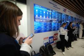 Periodistas permanecen junto a pantallas que muestran los resultados preliminares de las elecciones parlamentarias rusas en la sede del Comité Electoral Central de Rusia, en Moscú, Rusia, el lunes 21 de septiembre de 2026.
