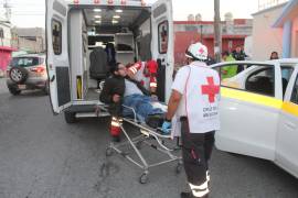 El lesionado fue atendido por paramédicos de la Cruz Roja.