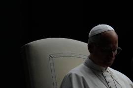 El papa León XIV preside una vigilia del Rosario por la paz en la plaza de San Pedro, en el 63er aniversario del Concilio Vaticano II, en el Vaticano.