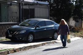 Irresponsables conductores que estacionan su auto en la banqueta, obligan al transeúnte a exponer su vida.