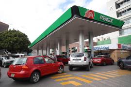 El gobierno federal ordenó a Profeco revisar estaciones de servicio para que respeten los precios máximos pactados con el sector y frenar incrementos en algunas zonas.
