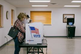 La gente vota en un centro de votación en Waynesburg, Pensilvania, el 5 de noviembre de 2024. Las encuestas a la salida de las urnas mostraron que el 45 por ciento de las mujeres votantes votaron por Donald Trump este año.