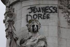 Un grafiti que dice “La juventud dorada” en la estatua de la Igualdad, en la plaza de la República, tras las protestas en París, el martes 20 de octubre de 2026.