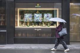 Una mujer camina frente a una tienda de relojes Rolex, en Grendelstrasse. Suiza, hogar de algunas de las marcas de lujo más reconocidas del mundo, ahora enfrenta un arancel del 39% por parte de Estados Unidos.