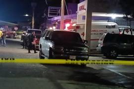 Elementos de seguridad acordonaron la calle Tercera de la colonia Emiliano Zapata para permitir el trabajo de peritos en criminología tras el ataque ocurrido la noche del sábado.