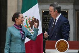 La presidenta de México, Claudia Sheinbaum, a la izquierda, y el secretario de Economía, Marcelo Ebrard, asisten a una conferencia de prensa en el Palacio Nacional en Ciudad de México.