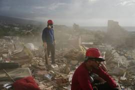 Rescatistas en medio de la destrucción tras los sismos en La Guaira, Venezuela, el 6 de julio del 2026.