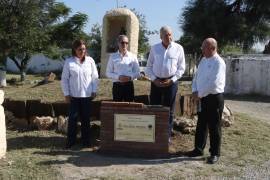 Luis Arizpe y José María Fraustro colocan la primera piedra del Jardín Sensorial en la Casa Hogar El Buen Samaritano, un proyecto pensado para el bienestar de los adultos mayores.