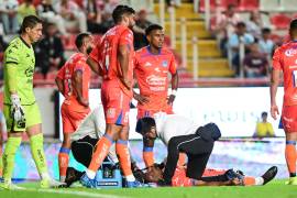 Samir Caetano tuvo un fuerte choque en el duelo ante Necaxa, que lo llevó a salir en camilla del campo.