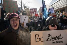 Protesta contra la represión migratoria en Minneapolis. El cartel al frente hace referencia a Renee Good, quien fue asesinada a tiros por un agente de ICE a principios de este mes.