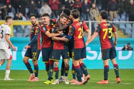 Con Johan Vásquez como capitán y referente defensivo, el Genoa aprovechó su localía para vencer 3-0 al Cagliari en un duelo directo por la permanencia.