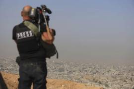 Un periodista hace su labor en Gaza.