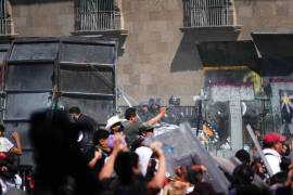 El llamado bloque negro logró derribar las vallas frente al Palacio Nacional durante la marcha de la Generación Z en el Zócalo. La policía lanzó piedras y gas lacrimógeno para intentar contenerlos.