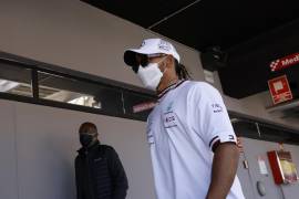 Lewis Hamilton del equipo Mercedes se presenta a una rueda de prensa durante una sesión de pruebas en el Circuito de Montmeló.