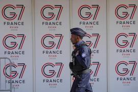 Un agente de policía francés pasa junto a los logotipos del G7 en Evian-les-Bains, al este de Francia, el jueves 11 de junio de 2026, antes de la cumbre del G7 prevista del 15 al 17 de junio.