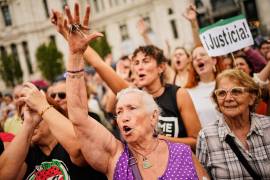 Personas se manifiestan para exigir leyes más estrictas que protejan a los inquilinos en Madrid, España, el sábado 3 de octubre de 2026.