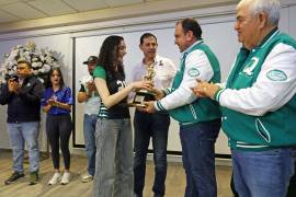 María Regina Rodríguez Hernández recibió la primera Presea “Francisco Tobías Mahbub” como atleta destacada de Químicas UAdeC.