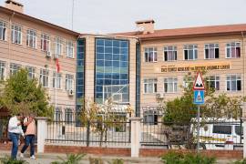 Gente camina junto a una escuela secundaria y profesional en el distrito Turgutlu en la provincia de Manisa, en el oeste de Turquía, después de que un tirador abriera fuego cerca de la escuela.