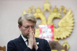 El líder del Partido Yabloko, Nikolai Rybakov, después de una audiencia sobre una demanda legal para excluir al partido de las próximas elecciones parlamentarias, en el Tribunal Supremo de Rusia, en Moscú, el lunes 10 de agosto de 2026.