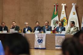 Autoridades estatales, representantes de la iniciativa privada y directivos de la UAdeC participaron en la reunión donde se abordó el avance en el saneamiento financiero de la universidad.