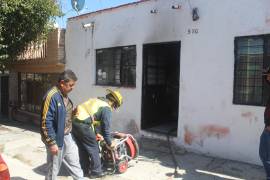 El incendio fue controlado por los vecinos antes de la llegada de los bomberos, evitando mayores daños en la vivienda.