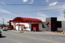 Personal médico de la Cruz Roja realizó maniobras de reanimación al menor tras su ingreso al área de urgencias.