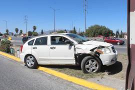 José ¨N¨, de 85 años, logró salir ileso tras impactar su camioneta contra un puente peatonal.