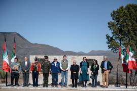 El alcalde Javier Díaz González y autoridades civiles y militares rindieron homenaje a los combatientes de la Batalla de La Angostura.