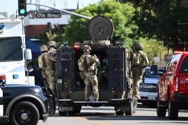 Edificios cercanos, incluido el Ayuntamiento y la sede de la policía que están a solo una cuadra, fueron evacuados y algunas carreteras se cerraron temporalmente durante la situación de rehenes.