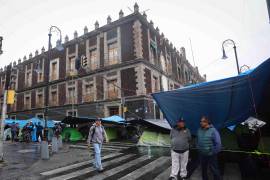 Maestros pertenecientes al CNTE mantienen el plantón a las afueras del edificio de la Secretaría de Educación Pública, ubicado en la esquina de las calles República de Brasil y República de Venezuela.