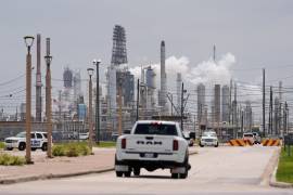 Una camioneta entra en la planta Baytown Olefins de Exxon Mobil, el miércoles 29 de abril de 2026, en Baytown, Texas.