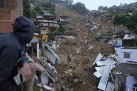 Socorristas y residentes buscan víctimas en una zona afectada por aludes de tierra en Petrópolis, Brasil. AP/Silvia Izquierdo