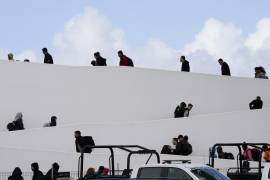 Las personas cruzan a los Estados Unidos para sus citas para solicitar asilo realizadas a través de la aplicación CBP One en Tijuana, México.